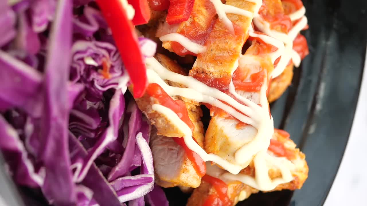 Chicken kebab with red pepper and purple cabbage