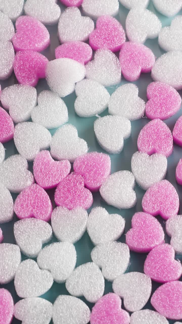 Un video time-lapse che mostra cuori rosa che si muovono e fluttuano sullo schermo. Perfetto come sfondo per San Valentino per presentazioni, video o display digitali.