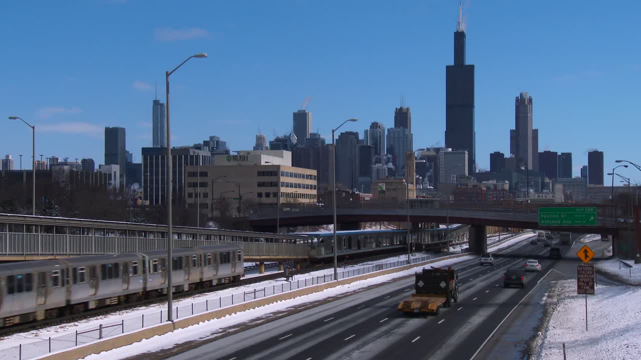 자동차는 겨울 2에 시카고로 고속도로를 여행합니다.