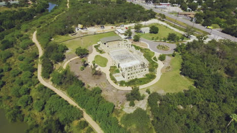 Ein-Altes,-Verlassenes-Hotel-Verfällt-Im-Süden-Von-San-Antonio,-Das-Anfang-Des-20.-Jahrhunderts-Von-Stars-Wie-Charlie-Chaplin-Und-Anderen-Hollywood-Stars-Besucht-Wurde