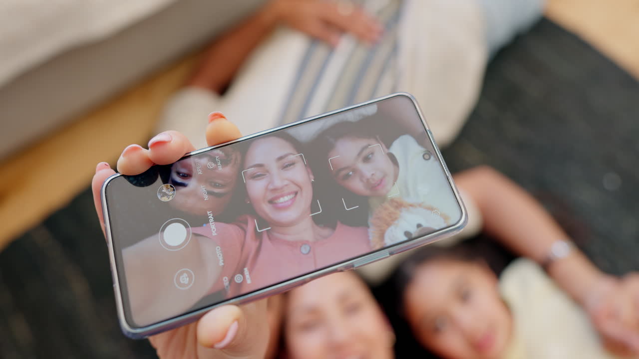pantalla del teléfono, selfie y manos con los padres