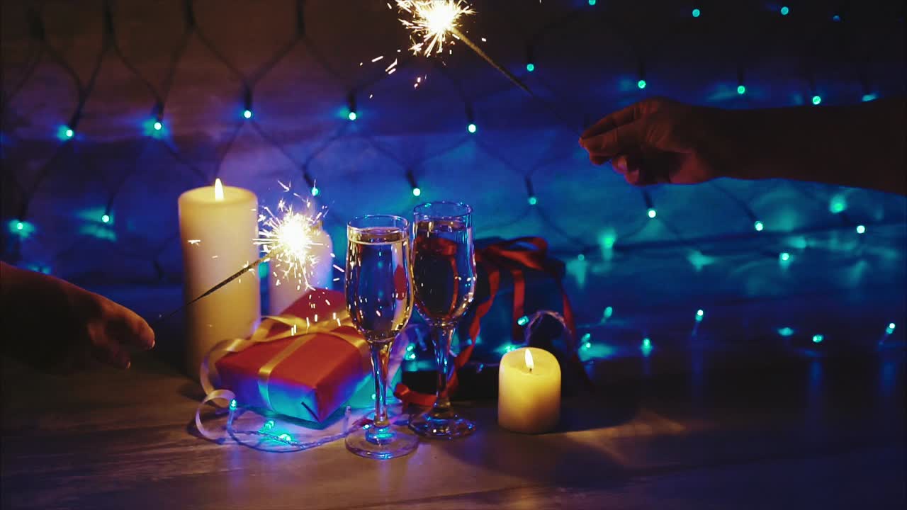 celebrando la víspera de año nuevo con champán y chispas