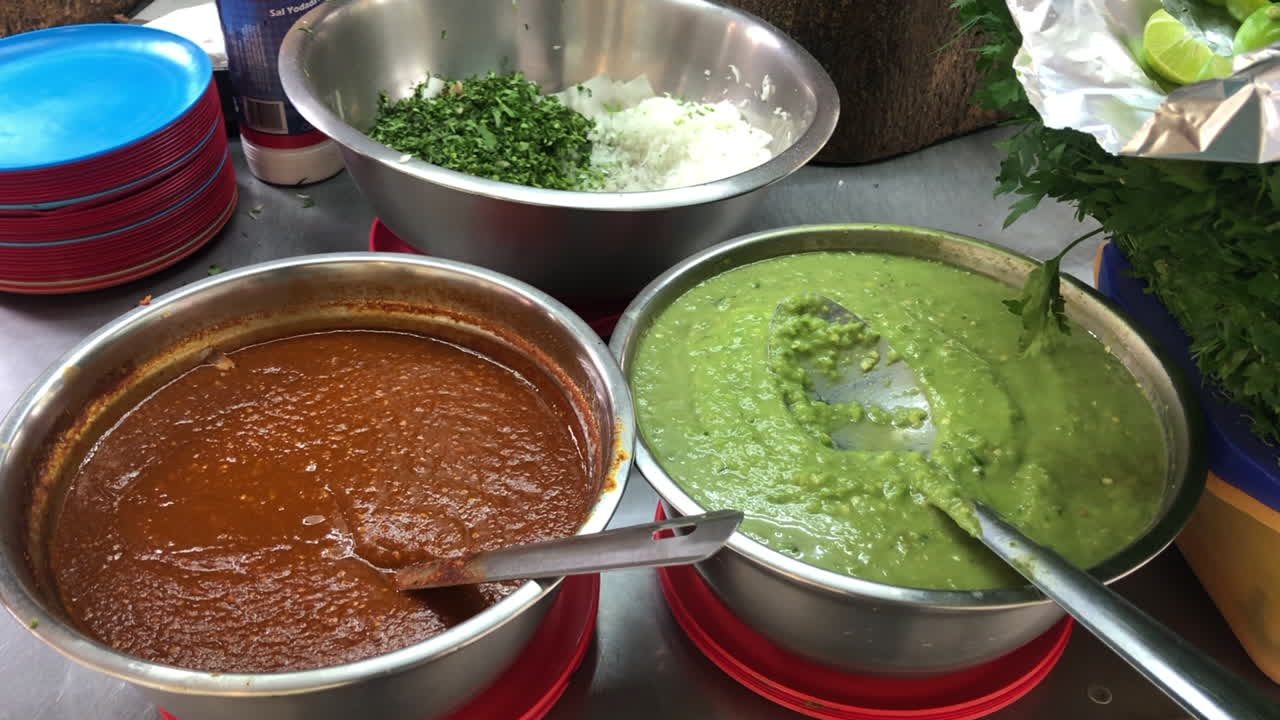 salsas picantes de salsa verde y roja para comida callejera mexicana como tacos y burritos