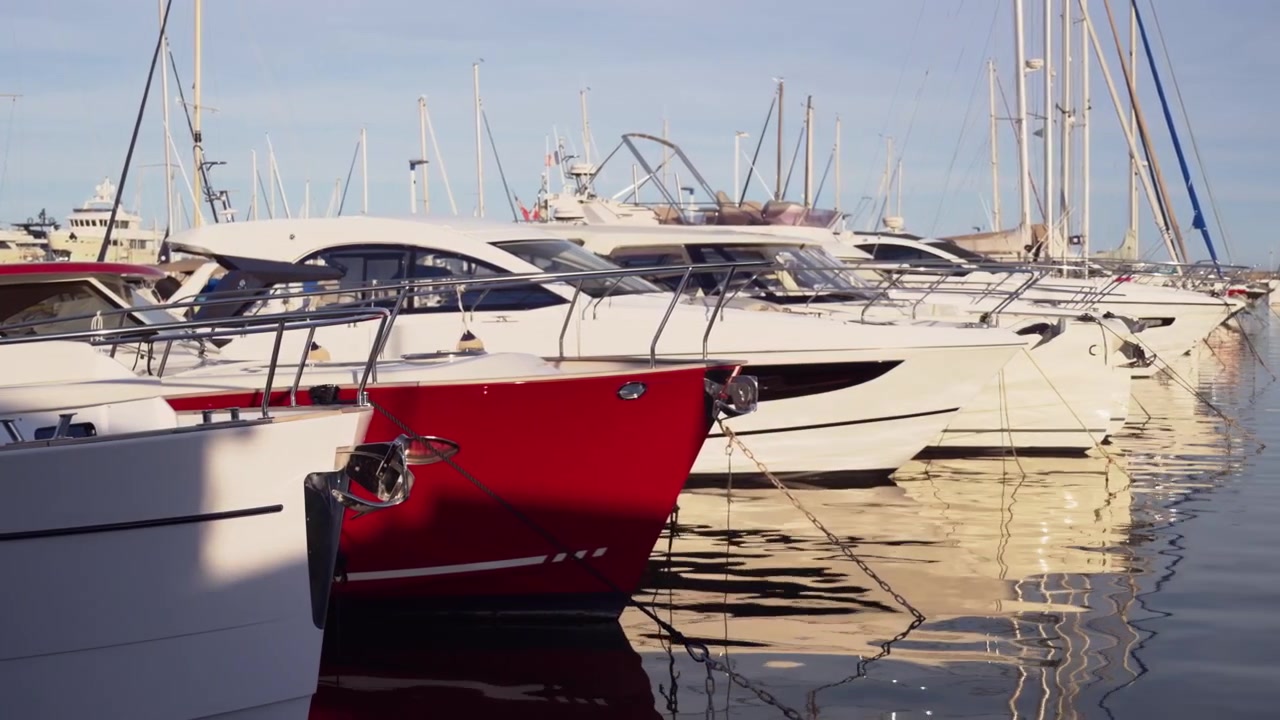 Vista del porto turistico di Cannes pieno di yacht di lusso, barche a vela e superyacht