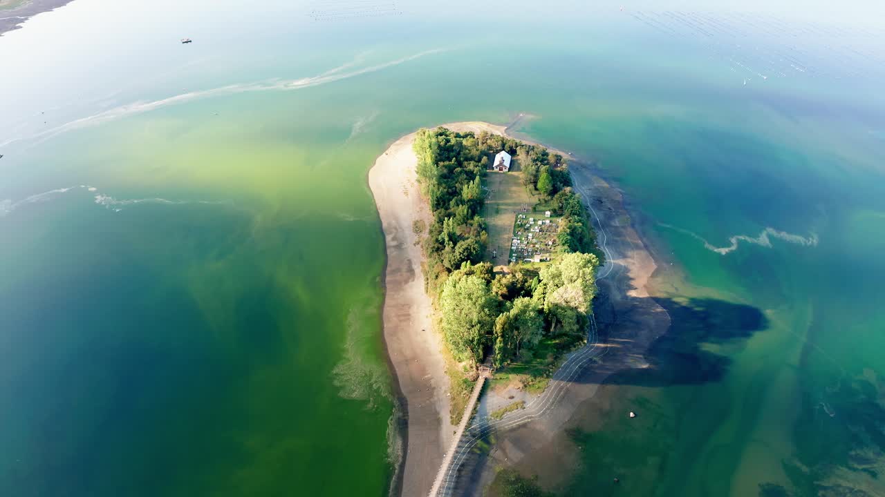 나무 산책로로 칠로에 섬과 연결된 오카르 섬의 공중 오버헤드 전망