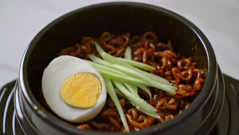 Fideos-Instantáneos-Coreanos-Con-Salsa-De-Frijol-Negro-Cubierto-De-Pepino-Y-Huevo-Hervido---Estilo-De-Comida-Coreana