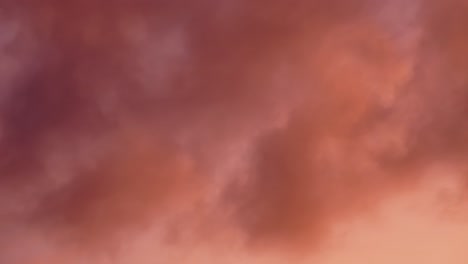lapso de tiempo de cielo rosa al atardecer con nubes, fondo en movimiento abstracto