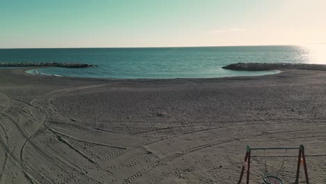 playa vacía de málaga al atardecer con aguas tranquilas y cielo despejado, españa - paso aéreo