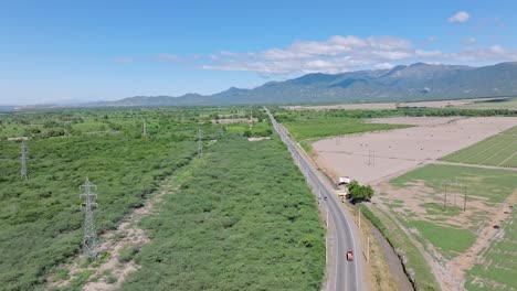 Autos-Fahren-Auf-Der-Autobahn-Carretera-Sanchez-Entlang-Der-Ländlichen-Felder-In-Der-Dominikanischen-Republik