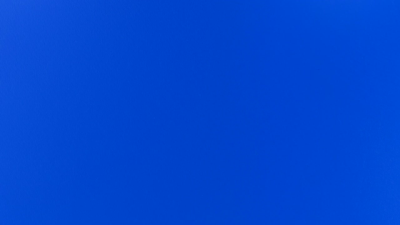 papel azul rasgando en rayas horizontales, que se enrolló abriendo el fondo. llave de croma verde incluido.