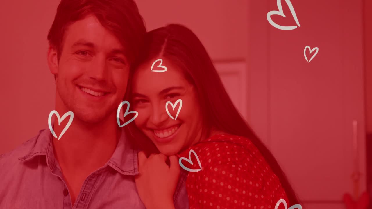 백인 커플이 웃고 포옹하는 백인 커플 위에  ⁇ 색 심장의 애니메이션