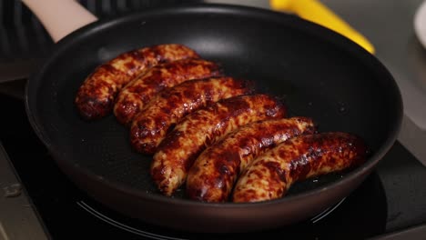 salchichas fritas en una sartén