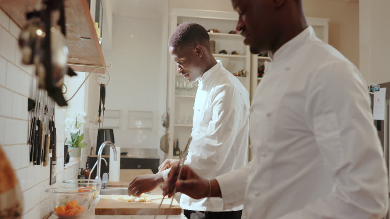 Des chefs préparant de la nourriture dans une cuisine