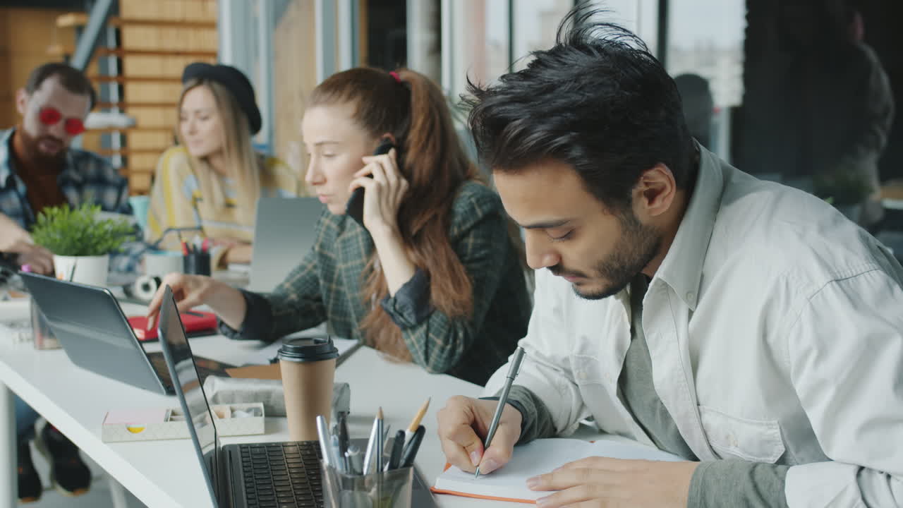 Compañeros de trabajo en una oficina moderna