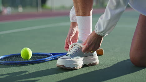 tennis player tying shoelaces