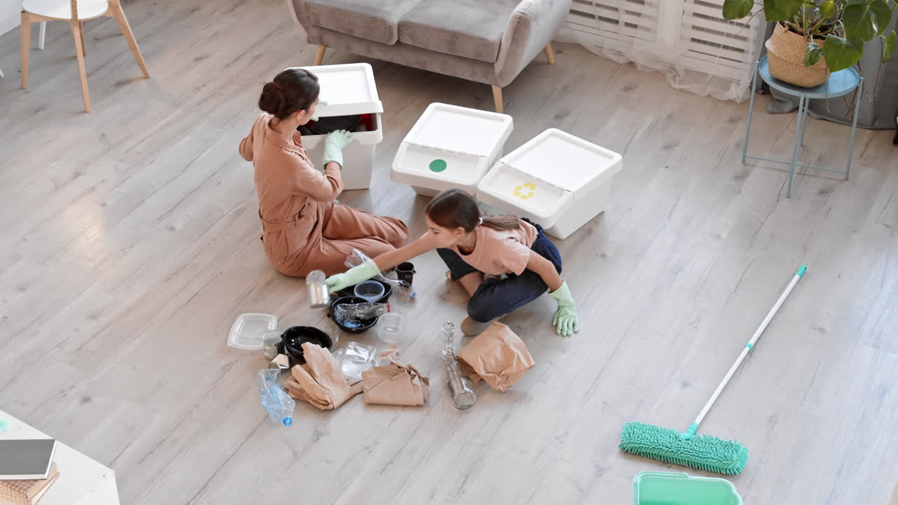 madre e hija haciendo segregación de basura