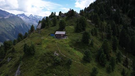 Senderismo-Por-Los-Alpes-Austriacos-En-Un-Día-De-Verano-A-Lo-Largo-De-Crestas-Y-Alrededor-De-Refugios-De-Montaña