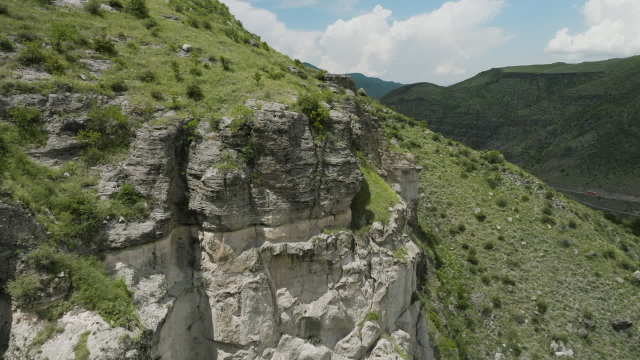 приближение к скалистому ландшафту в горах у крепости хертвиси, южная грузия