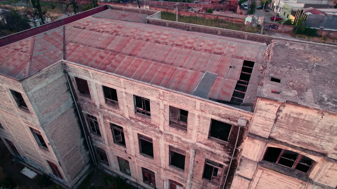 sobrevuelo de la antigua sala de maternidad abandonada del hospital barros luco en santiago de chile, un punto caliente de inseguridad y miseria