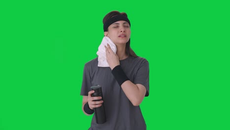 mujer india limpiando sudor y bebiendo agua pantalla verde