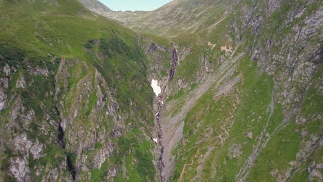 Verdes-Montañas-Fagaras-Abrazando-La-Cascada-Valea-Rea,-Vista-Aérea