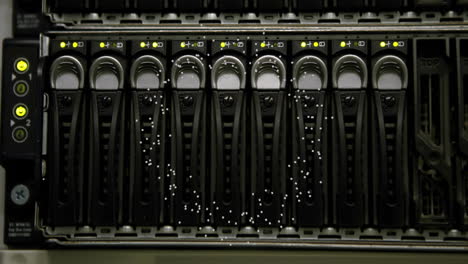 animación de procesamiento de datos sobre el rack del servidor con luces parpadeantes en el centro de datos