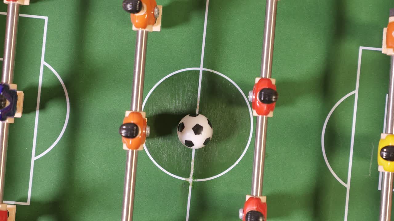 Jogo de futebol de mesa giratório com vista de cima
