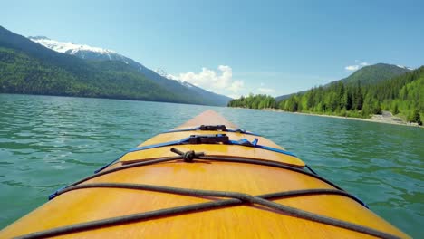 Tourist-Rudert-Mit-Einem-Boot-Im-Fluss-4k