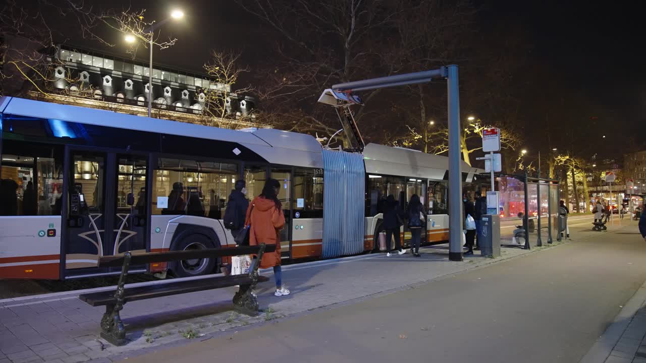저녁에 역에서 재생에너지를 충전하는 전기버스