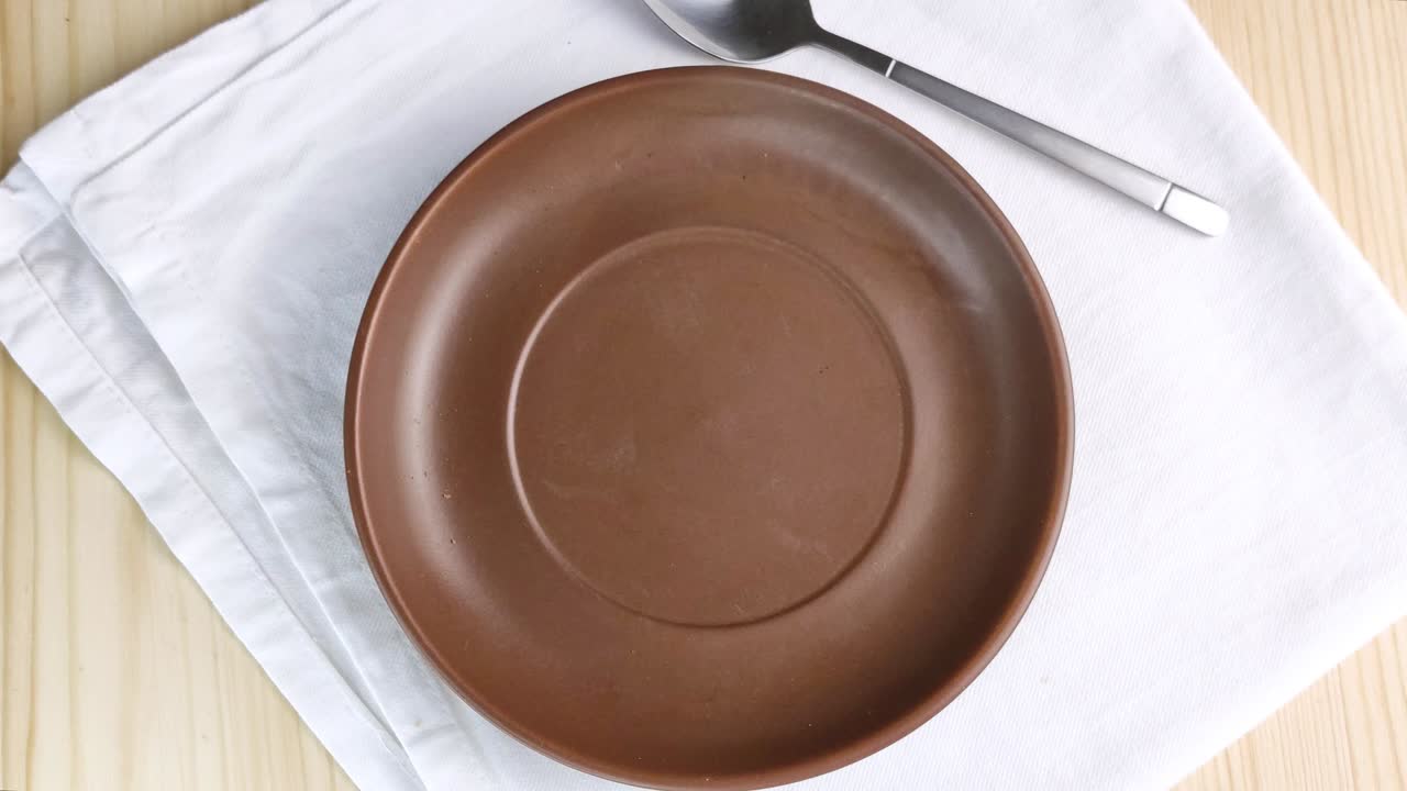 카푸치노 또는 라테. 손은 끝나지 않은 우유 거품으로 더러운 컵을 테이블에 놓습니다.