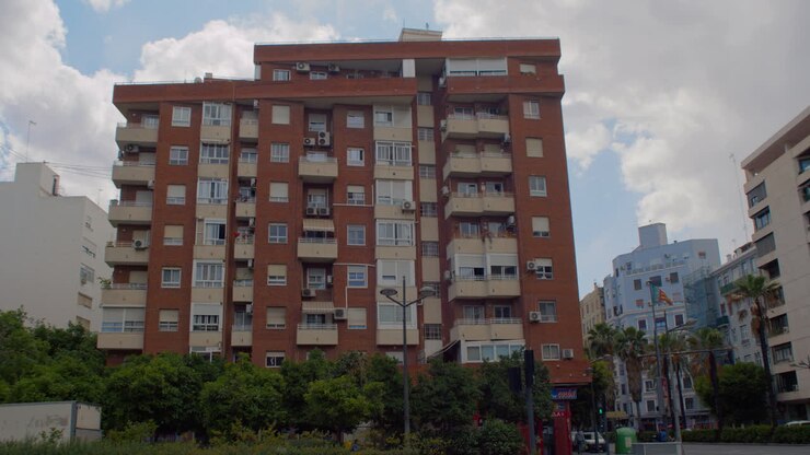Fachada de uma casa de tijolos vermelhos