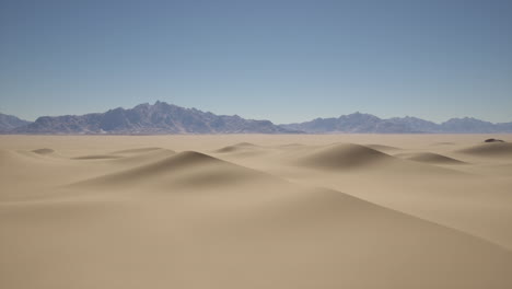 un paisaje desértico con montañas en la distancia