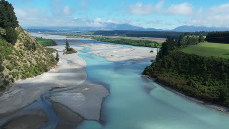 Alta-Vista-Aérea-En-Cámara-Lenta-Hacia-Atrás-Sobre-El-Hermoso-Desfiladero-Del-Río-Waimakariri-De-Color-Turquesa