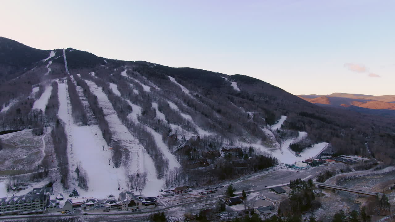 drones cinematográficos aéreos pan izquierda amanecer de las pistas de esquí en loon mountain resort new hampshire
