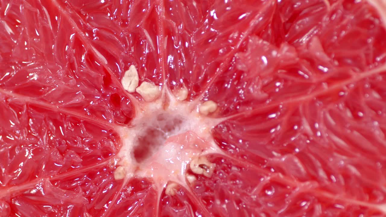 Skive av moden rød grapefrukt roterer sakte