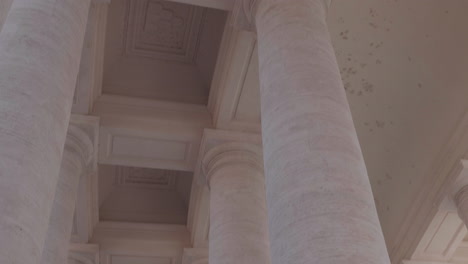 el famoso colonnado, la basílica de san pedro del vaticano en roma