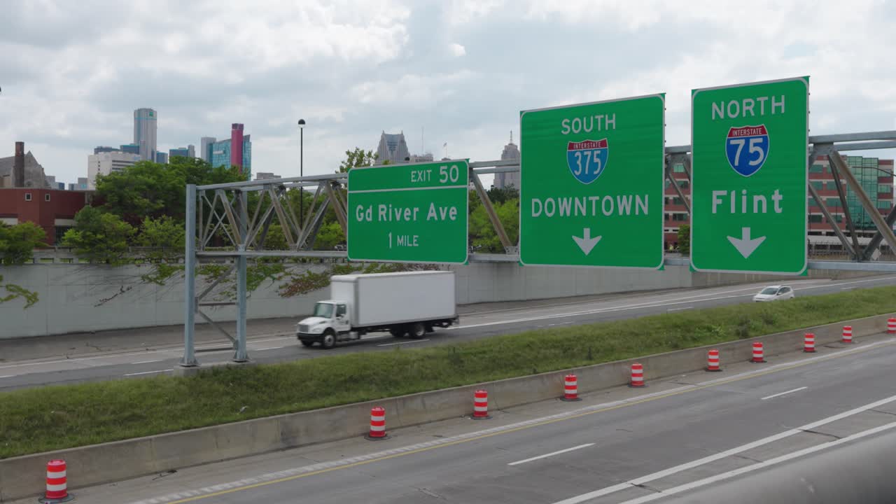 디트로이트 고속도로의 슬로우 모션 보기