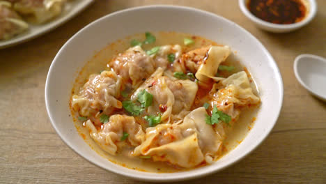 sopa wonton de cerdo o sopa de albóndigas de cerdo con chile asado - estilo de comida asiática