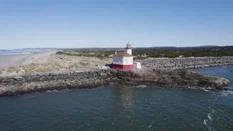 hermoso retroceso aéreo 4k del faro del río coquille en la costa de oregon bandon