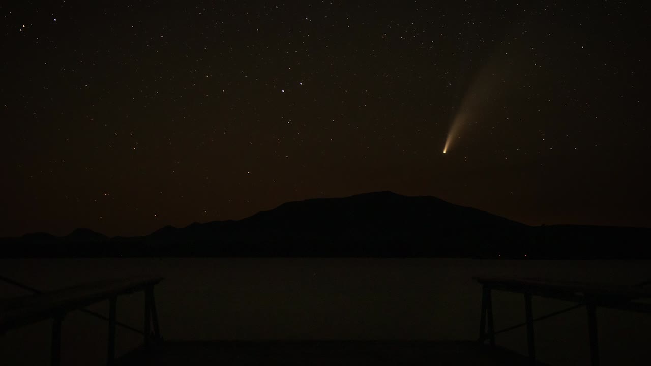 lapso de tiempo del cielo nocturno del asteroide neowise visto sobre el lago milinocket