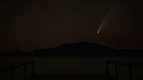 Lapso-De-Tiempo-Del-Cielo-Nocturno-Del-Asteroide-Neowise-Visto-Sobre-El-Lago-Milinocket