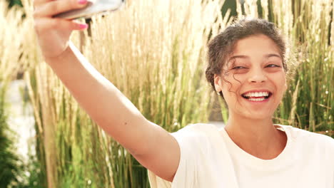 mujer joven tomando una selfie al aire libre
