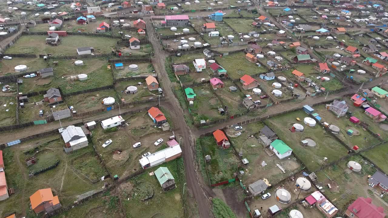 몽골의 우란바토르 (ulan bator) 에서 유르트 (yurt) 를 발견하는 항공 드론 촬영