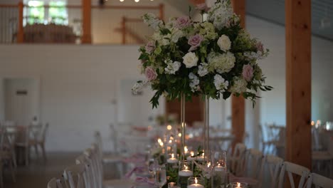 Mesa-Larga-Bellamente-Arreglada-Para-Una-Recepción-De-Boda,-Adornada-Con-Delicadas-Velas,-Flores-Frescas-Y-Todos-Los-Detalles-Que-Contribuyen-A-Un-Ambiente-Romántico-Y-Elegante.