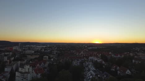 Vista-Aérea.-Paisaje-Urbano-De-Leonberg-Con-Salida-Del-Sol