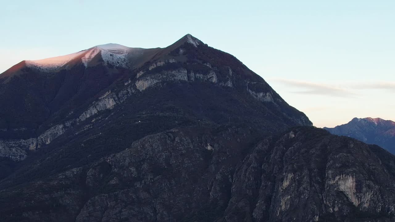 Drooninäkymä majesteettisille Alpeille Italiassa auringonlaskun aikaan