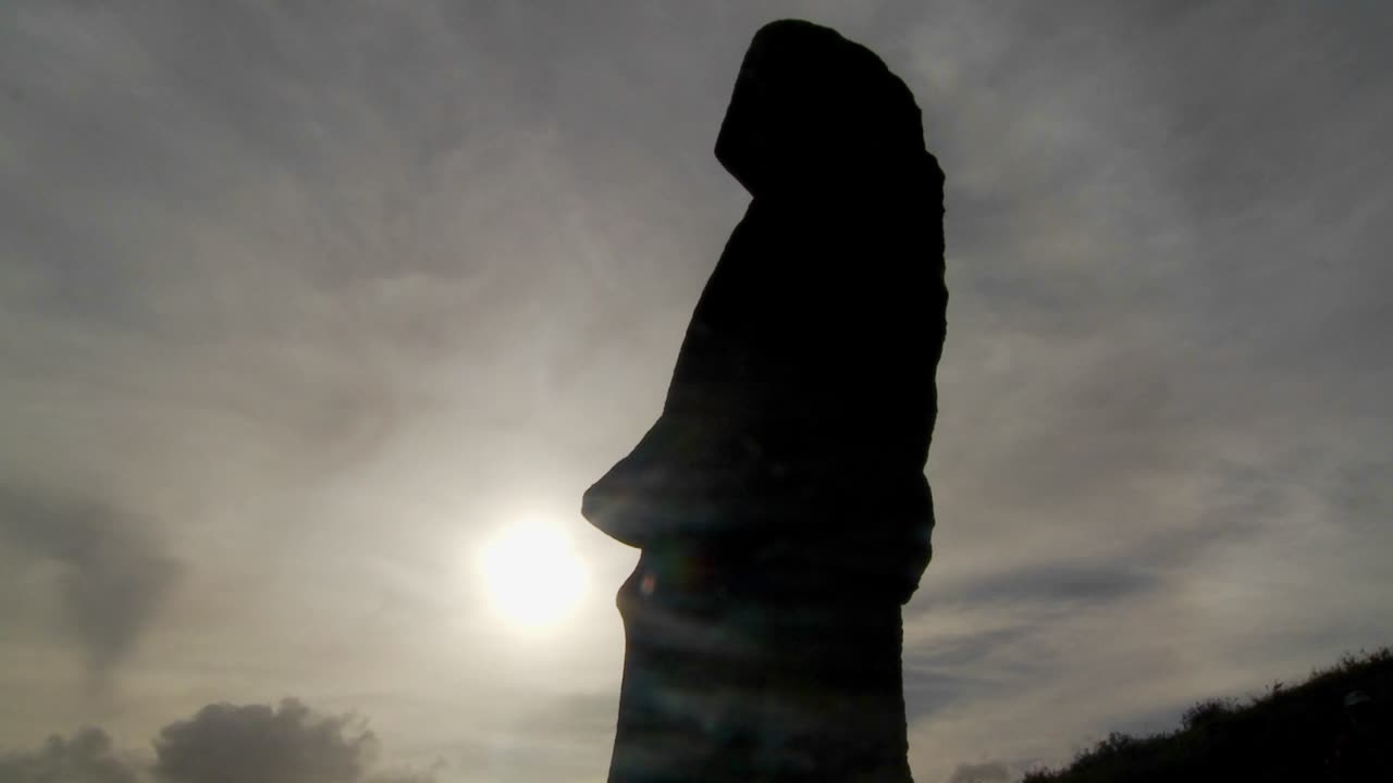 las nubes se mueven detrás de las estatuas de la isla de pascua 2