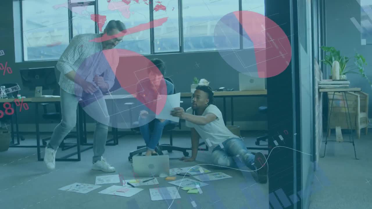 オフィスで報告書を議論する多人種の同僚のインフォグラフィックインターフェースのアニメーション