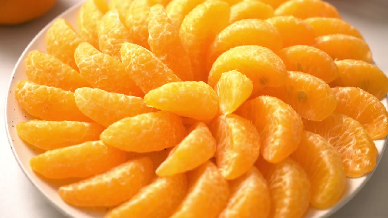 naranjas frescas en el plato - concepto saludable