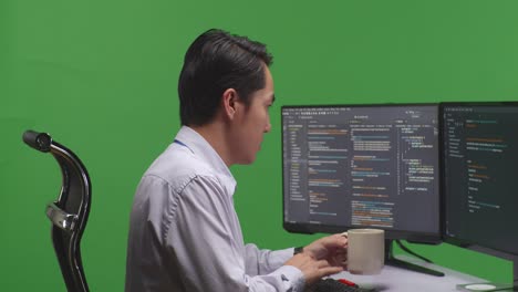 programador trabajando en código